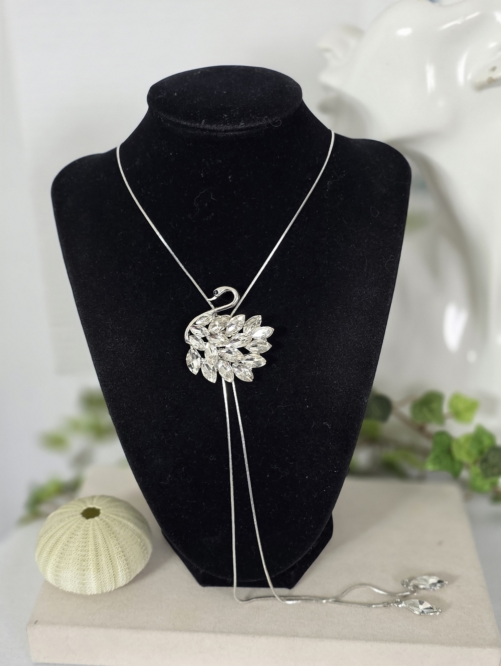 Elegant Crystal Swan Pendant with Adjustable Drop Lariat Chain